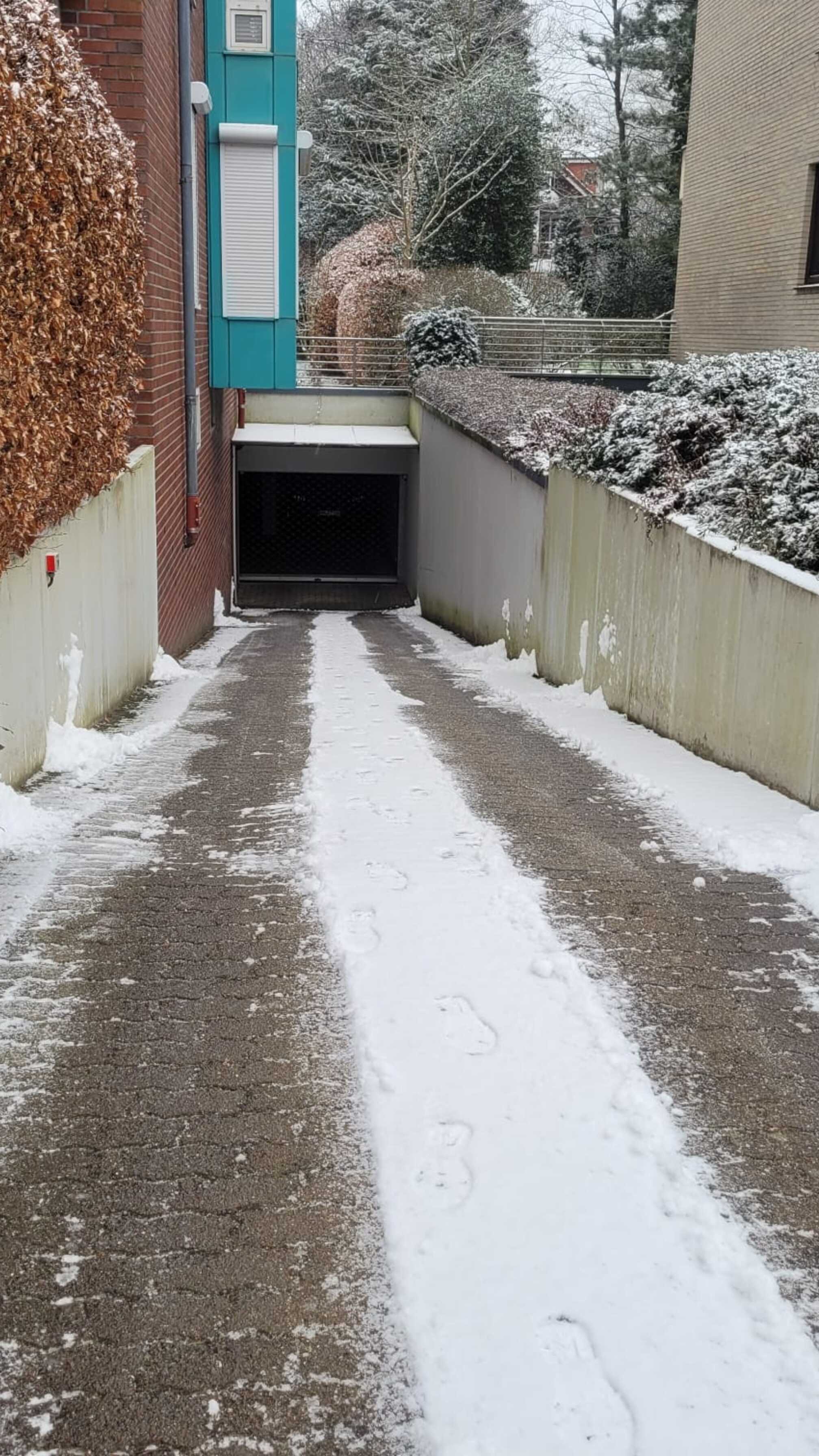 Geräumter Weg im Rahmen des Schneedienstes