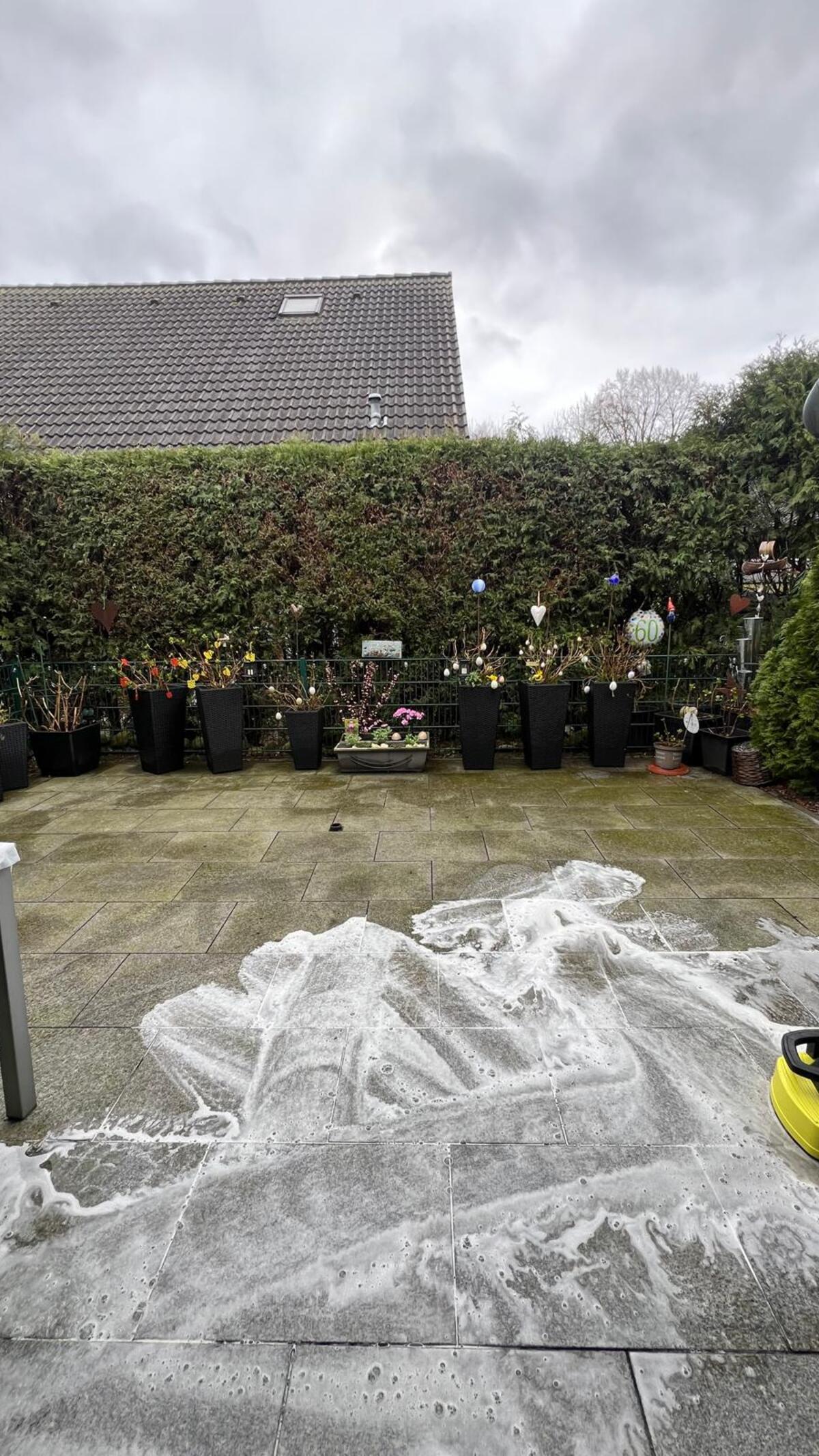 Verschmutzte Terrasse vor der Hochdruckreinigung