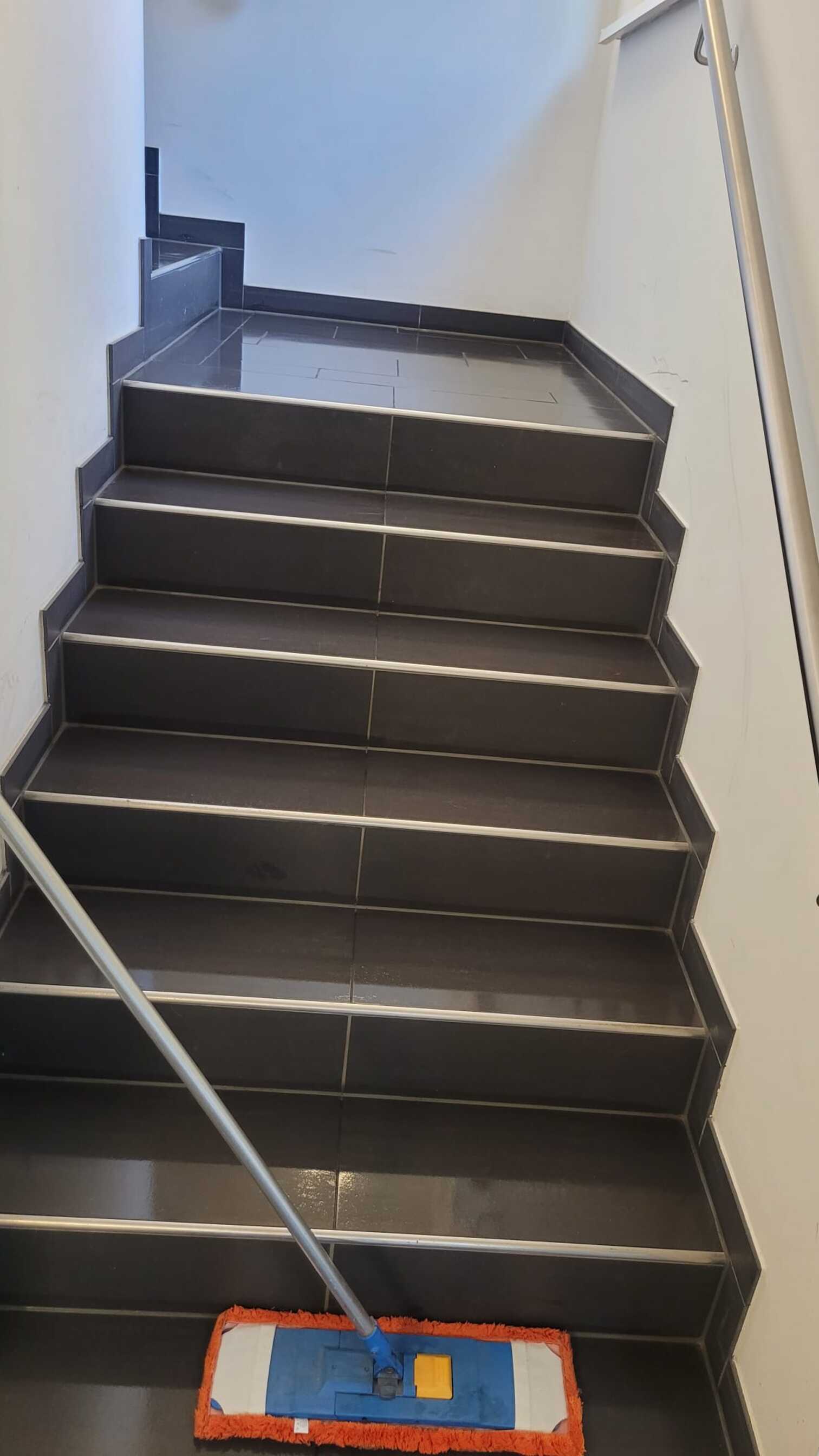 Gereinigtes Treppenhaus in einer Wohnanlage